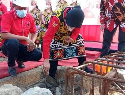 Tri Rismaharini melakukan peletakan batu pertama