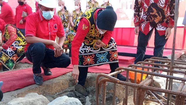 Tri Rismaharini melakukan peletakan batu pertama
