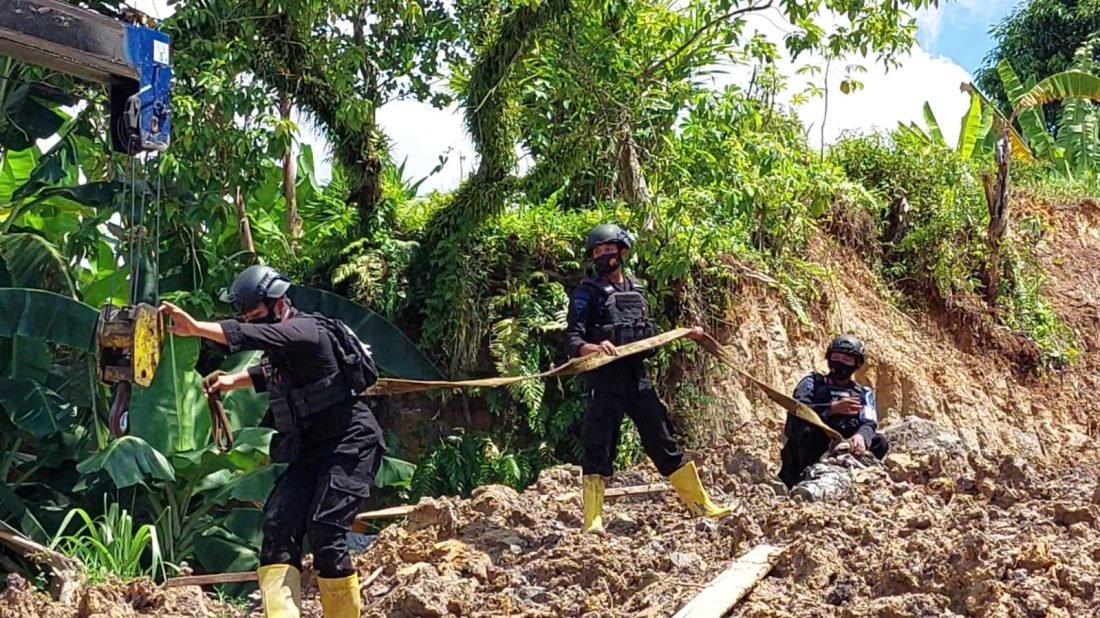 mengevakuasi temuan bom di wilayah Sebengkok