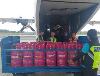 Pendistribusian tabung gas LPG ke perbatasan