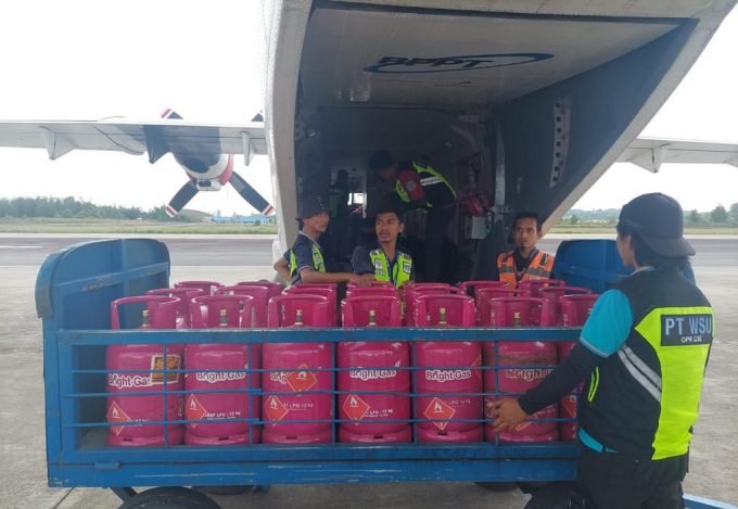 Pendistribusian tabung gas LPG ke perbatasan