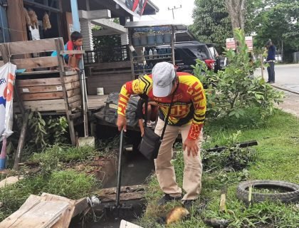 perbaiki parit saluran air Jalan Salak