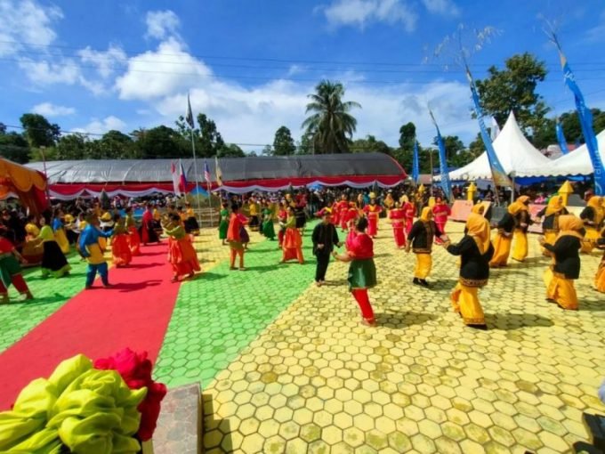 Tarian kolosal di rumah adat Binusan