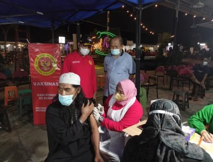 Penyuntikan vaksinasi dilakukan di Cafe Food Tastic