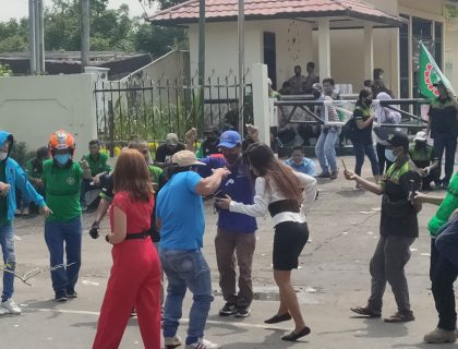 menuntut kenaikan upah diwarnai jogetan dangdut