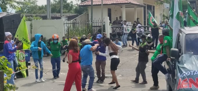 menuntut kenaikan upah diwarnai jogetan dangdut