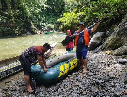 Lumbis Pansiangan memperlihatkan ikan Palian hasil tangkapan