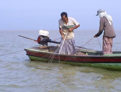 nelayan KTT melakukan aktivitas perairan