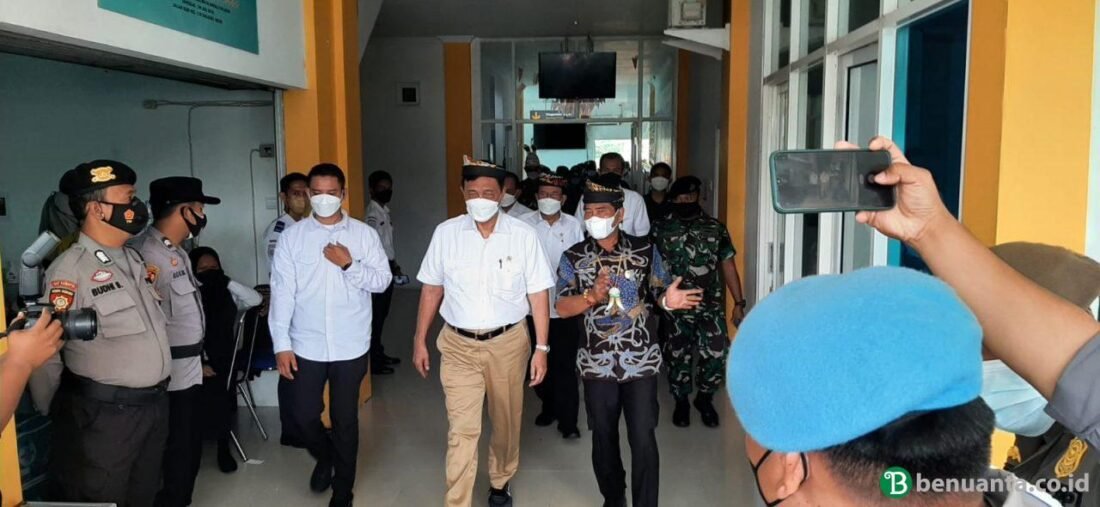 Gubernur Kaltara saat menyambut Menkomarves Luhut Binsar Panjaitan