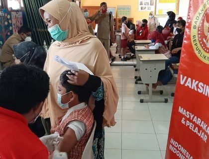 pemberian vaksin kepada anak