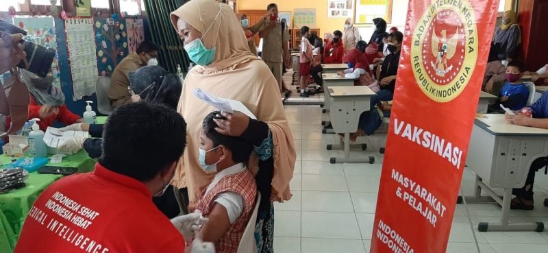 pemberian vaksin kepada anak