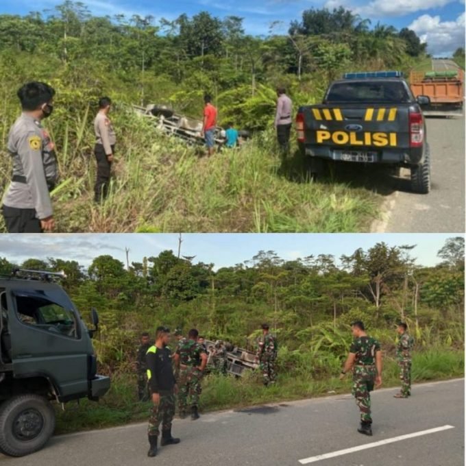 Proses evakuasi mobil Dinkes yang terperosok keluar jalan