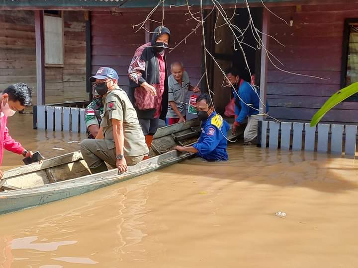 Mensos Tri Rismaharini gunakan perahu