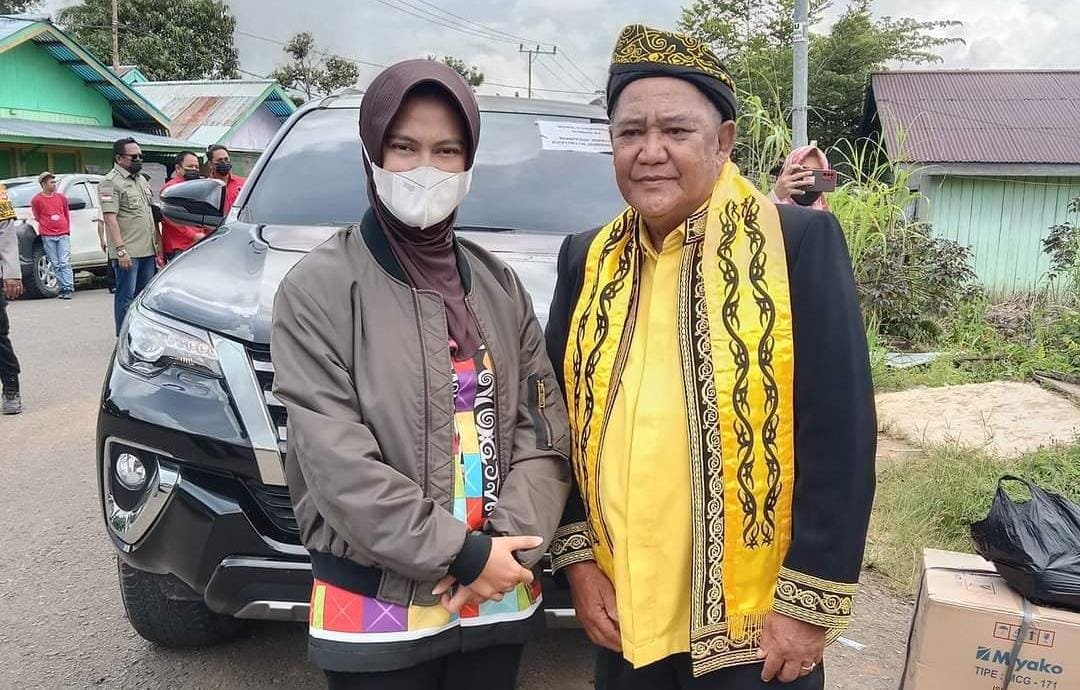 Pemangku Adat Tidung Sembakung ketika berfoto bersama Bupati Nunukan Hj Asmin Laura Hafid