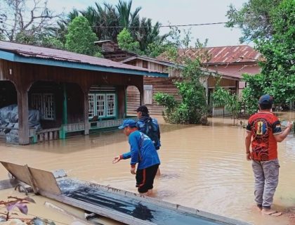 Tim relawan banjir di Sembakung