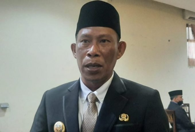 Bupati Bulungan Syarwani. Bupati Bulungan Syarwani.