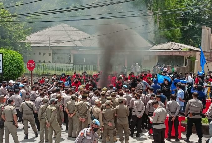 aksi demo mahasiswa di Tarakan di depan kantor DPRD Tarakan