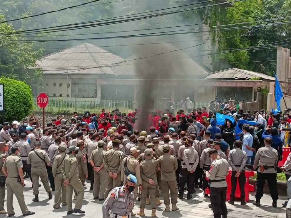aksi demo mahasiswa di Tarakan di depan kantor DPRD Tarakan