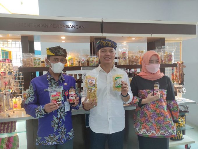 Pasarkan Produk Lokal, Bupati KTT Resmikan Galeri Untuk Menjual Produk ...