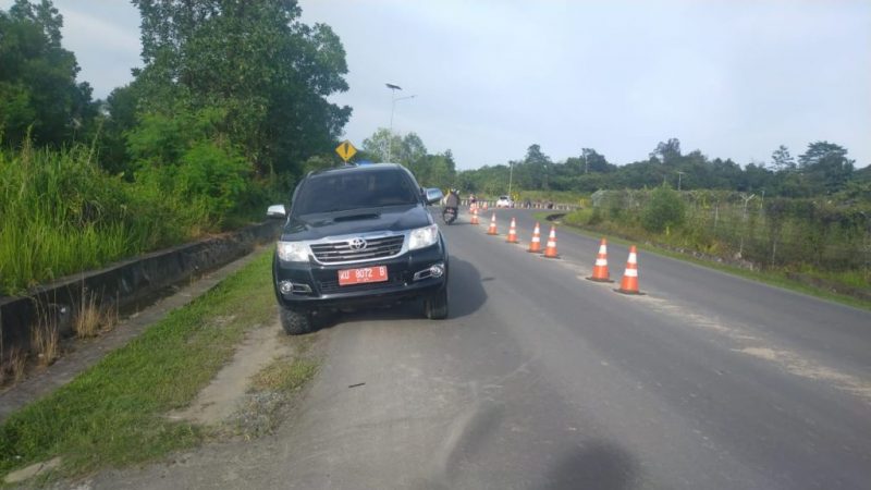 kendaraan dinas yang parkir dan melawan arus