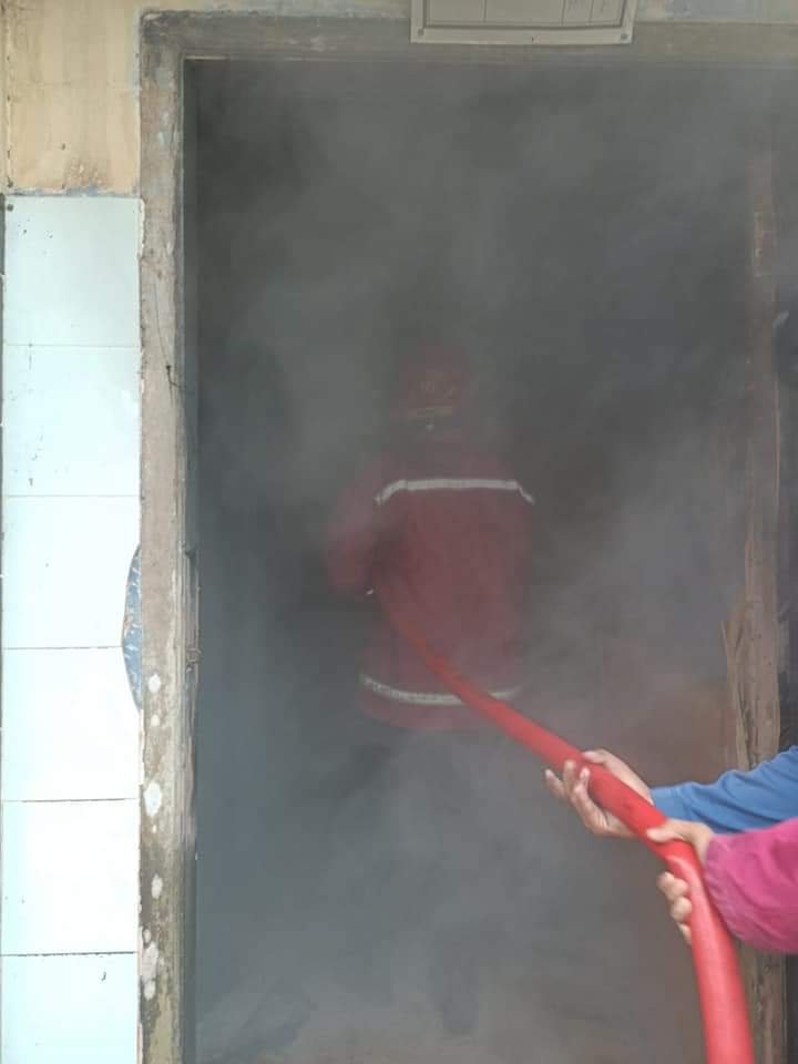 pemadam kebakaran berupaya memadamkan api