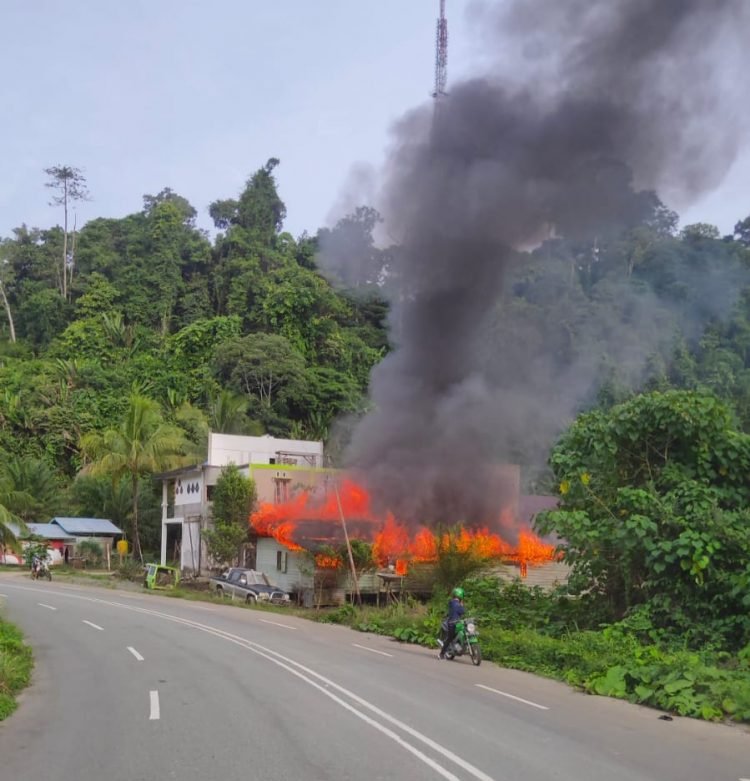 rumah Warren yang terbakar di Malinau