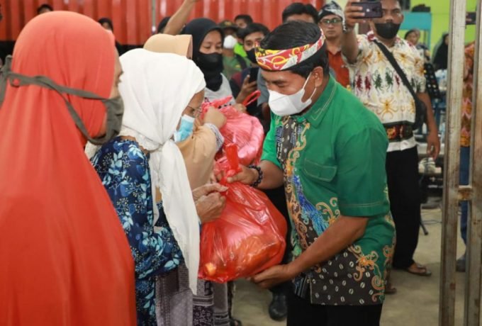 Paliwang menyerahkan 400 paket sembako