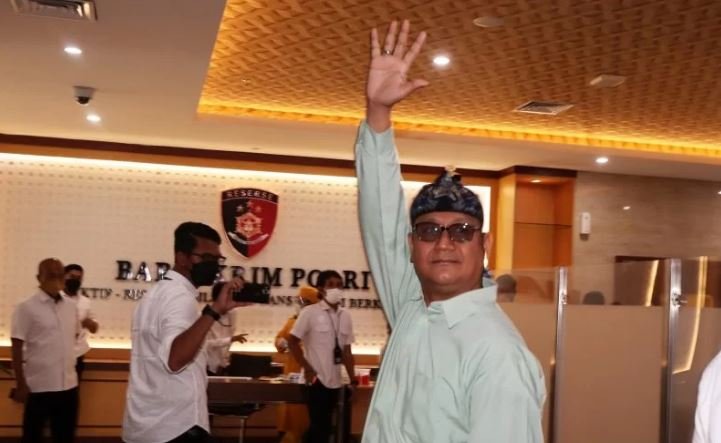 Edy Mulyadi melambaikan tangan