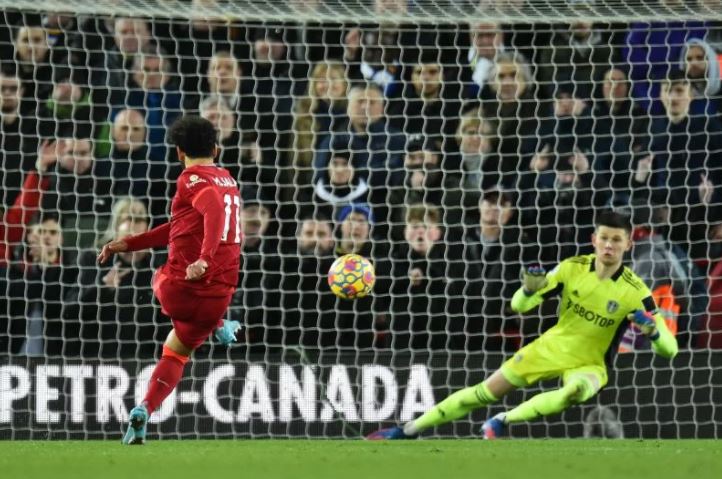 Pemain Liverpool Mohamed Salah mencetak gol