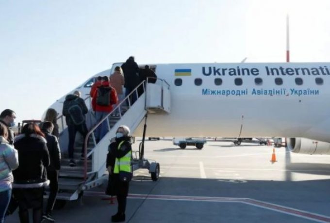 Penumpang menaiki pesawat Ukraine International Airlines