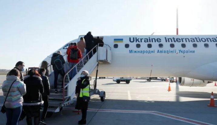 Penumpang menaiki pesawat Ukraine International Airlines