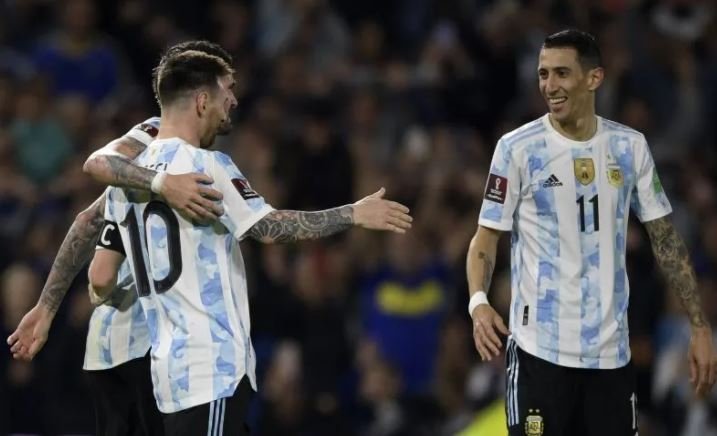 Lionel Messi (kiri) merayakan gol-nya