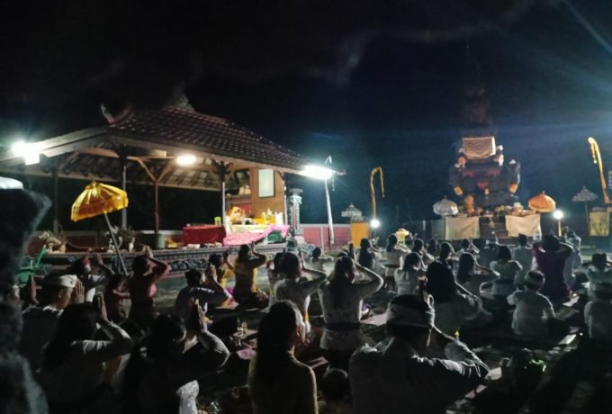 Sembahyang Nyepi Umat Hindu di Kota Tarakan saat melaksanakan sembahyang