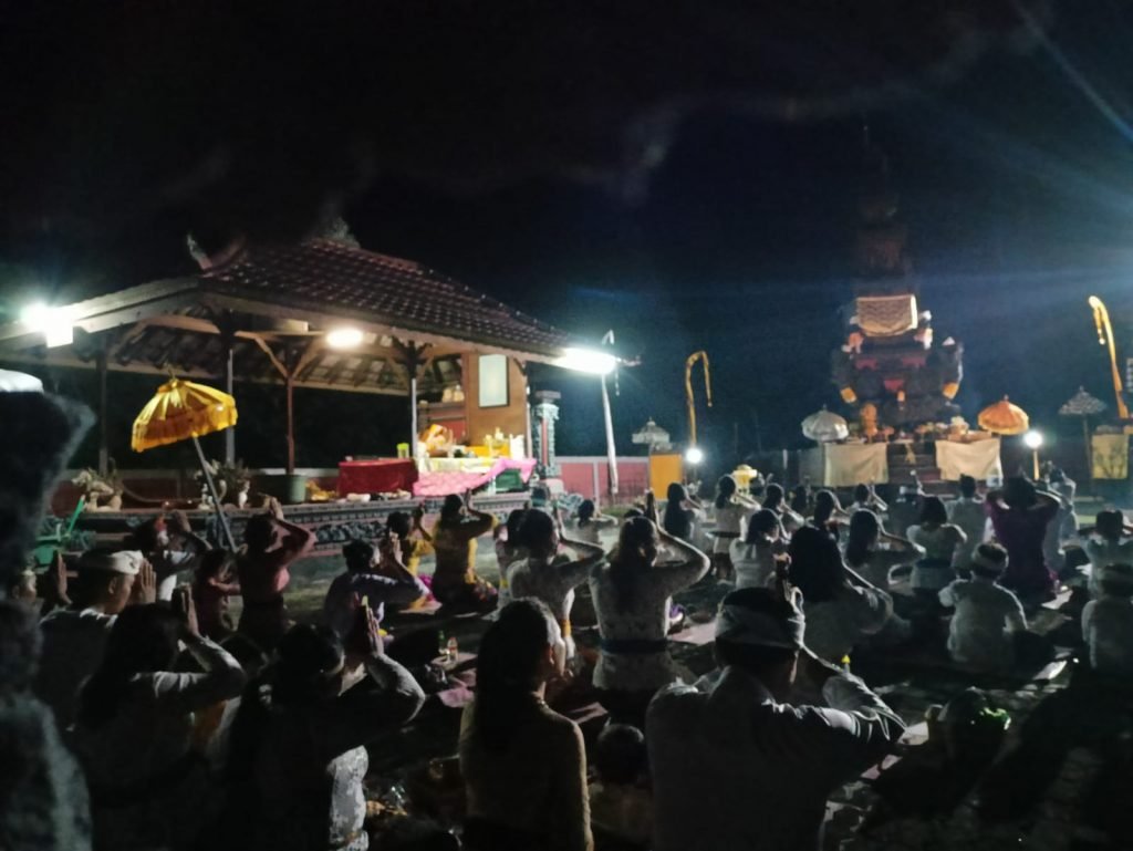 Umat Hindu di Kota Tarakan saat melaksanakan sembahyang