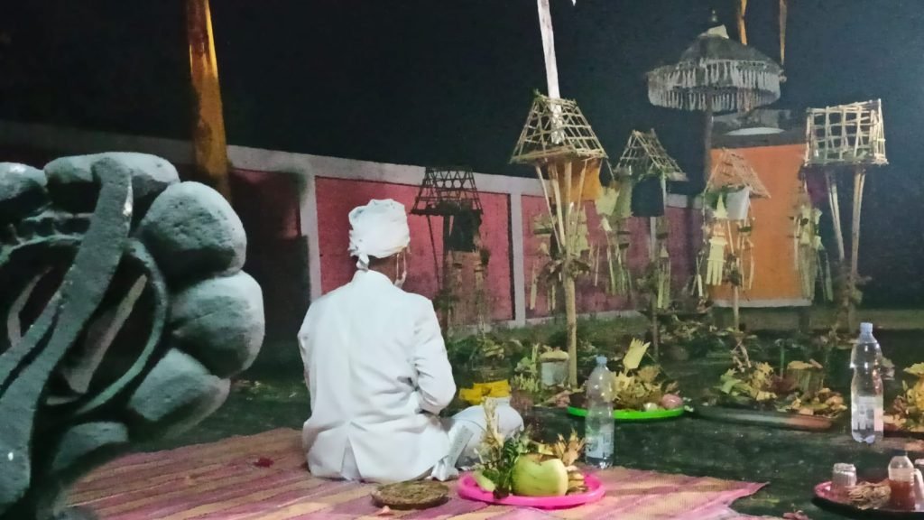 pemangku sedang melakukan ritual sembahyang