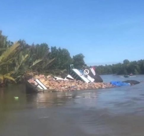 Kapal bermuatan sembako