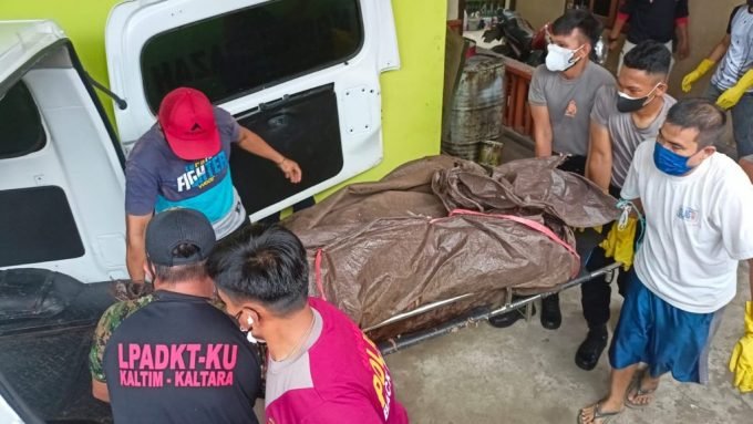 Tim kepolisian bersama warga sekitar saat melakukan evakuasi