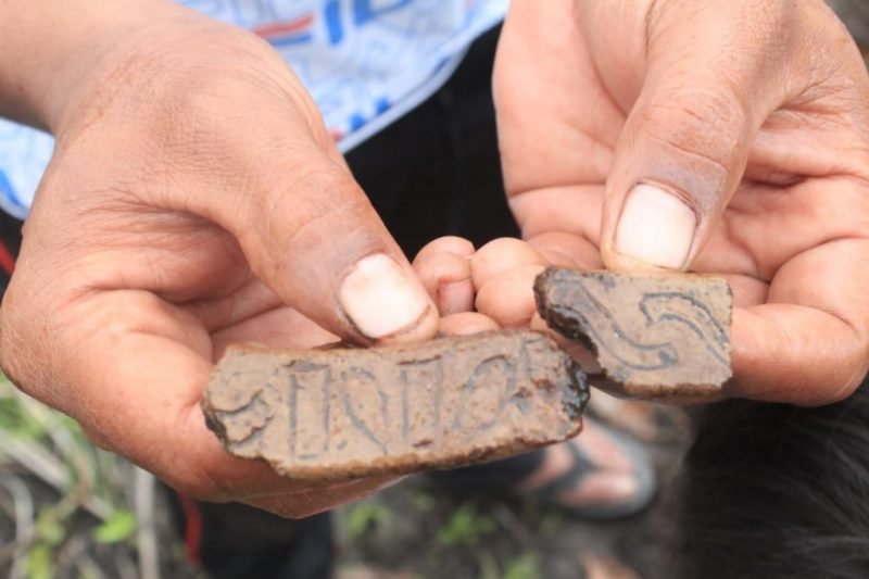 Puing benda antik berbahan tanah liat