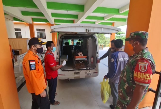 Tim SAR Evakuasi Tim SAR dan warga terhadap korban NA