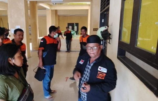 karyawan mendatangi kantor Disnaker KTT