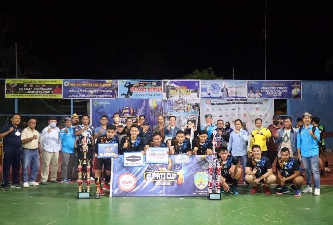 Bupati KTT Ibrahim Ali Bupati KTT Ibrahim Ali serahkan piala lomba kepada para pemenang Bupati Cup Volley Ball