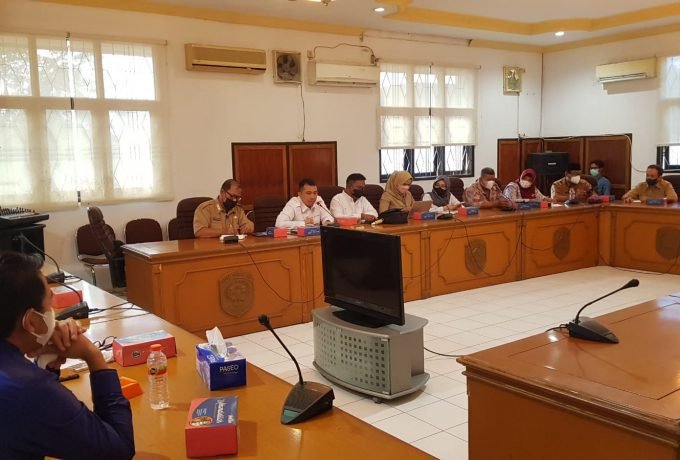 Rapat Dengar Pendapat (RDP) bersama warga Karang Anyar Pantai Rapat Dengar Pendapat (RDP) bersama warga Karang Anyar Pantai