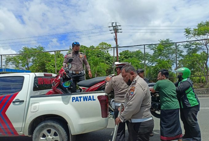 Polisi lalu lintas saat melakukan evaluasi kendaraan korban laka lantas