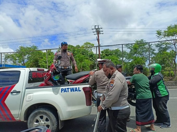 Polisi lalu lintas saat melakukan evaluasi kendaraan korban laka lantas