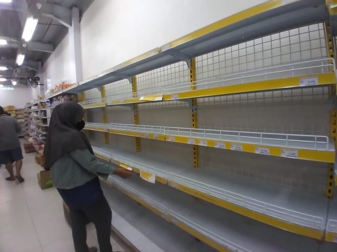 Kondisi rak minyak goreng yang kosong