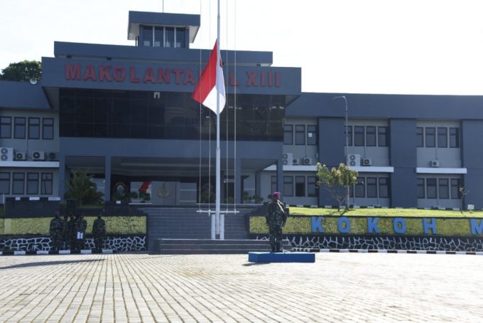 Upacara pengibaran bendera setengah tiang Lantamal XIII Tarakan