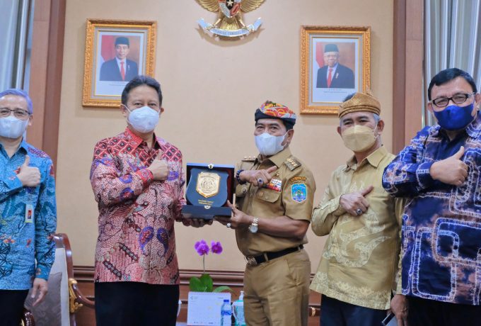 Gubernur bersama Menkes Budi Gunadi Sadikin berfoto bersama