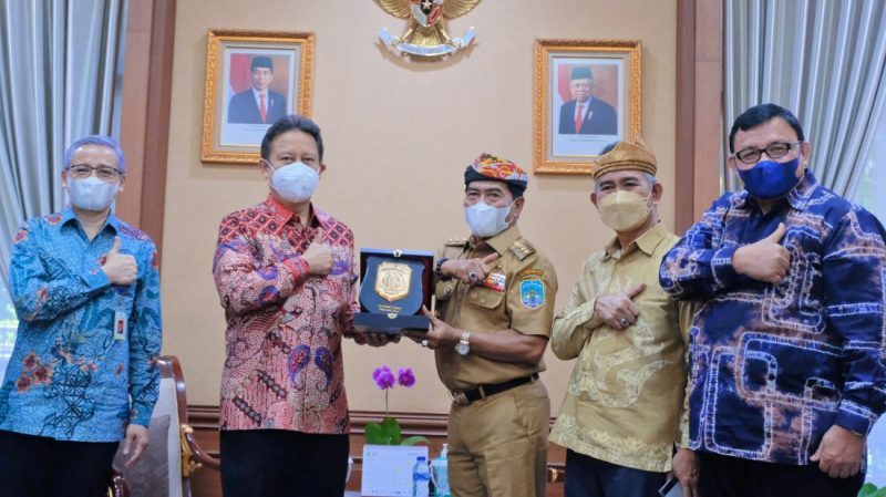 Gubernur bersama Menkes Budi Gunadi Sadikin berfoto bersama