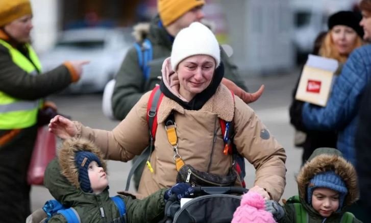 Warga Ukraina membawa anak-anaknya
