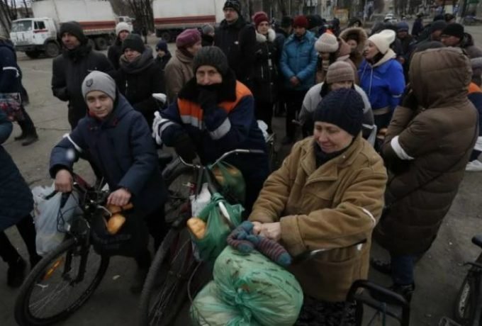 PUTIN1 Para warga mengantre untuk mendapatkan bantuan kemanusiaan
